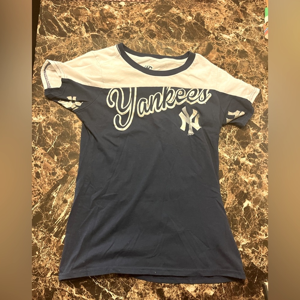 Hands High women’s NY Yankees t-shirt.
